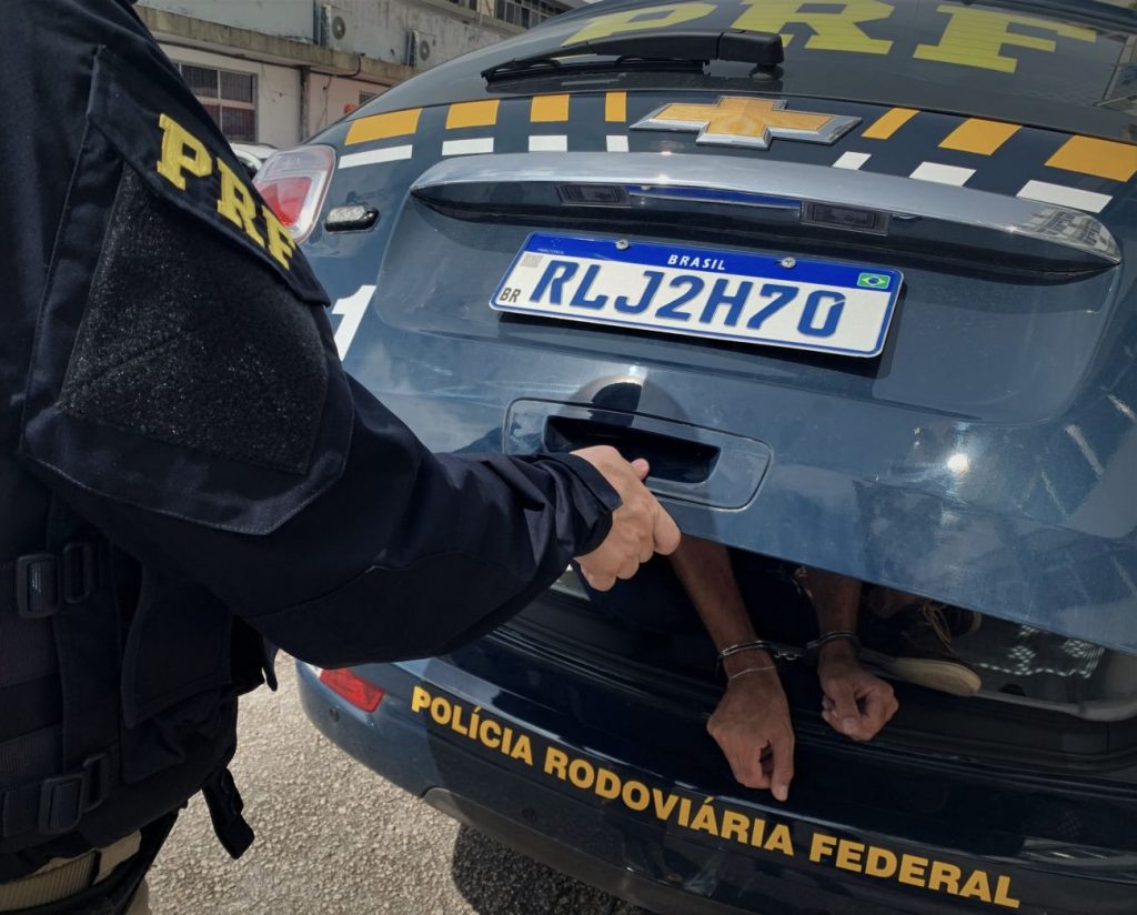 Homem procurado por tráfico de drogas no Paraná é preso na BR 101 em Imbituba