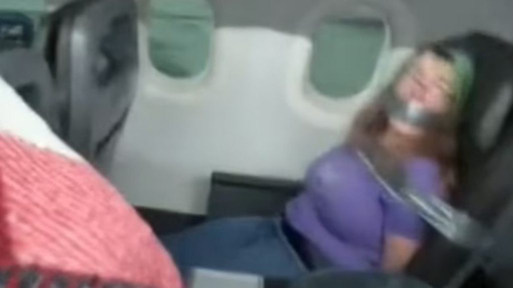 Passageira presa com fita adesiva após tentar abrir a porta do avião recebe multa de mais de R$ 350 mil