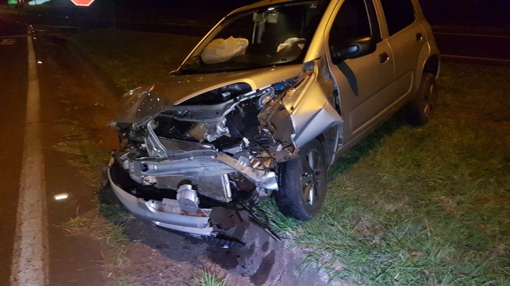 Forte colisão frontal é registrada na marginal da BR-277 em Cascavel deixando condutor ferido