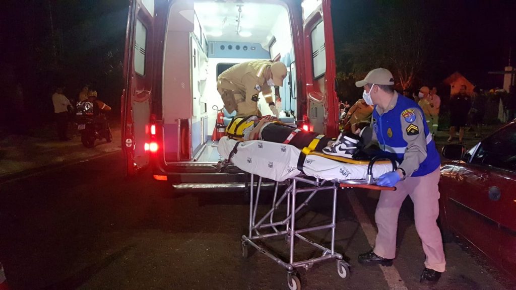 Casal perde o controle de motocicleta e fica ferido em acidente