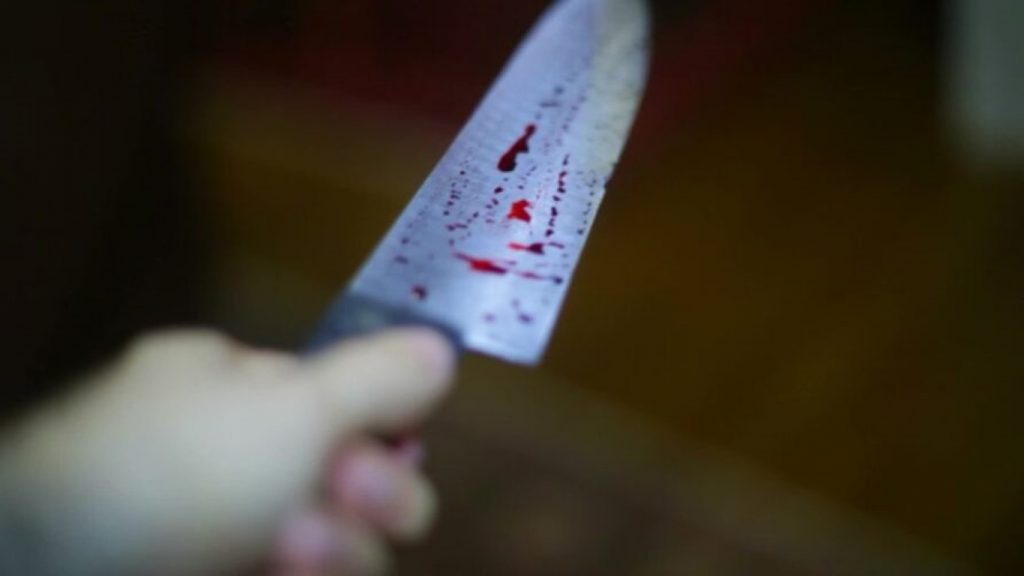 Mulher é esfaqueada pela companheira na frente do filho