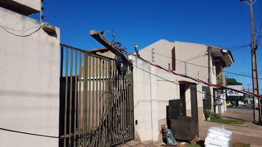 Caminhão passa derrubando poste e fios em portão de condomínio em Cascavel