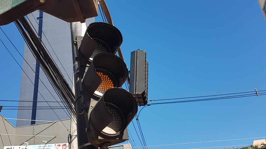 Cuidado: Semáforo da Rua Paraná com Souza Naves está no amarelo intermitente