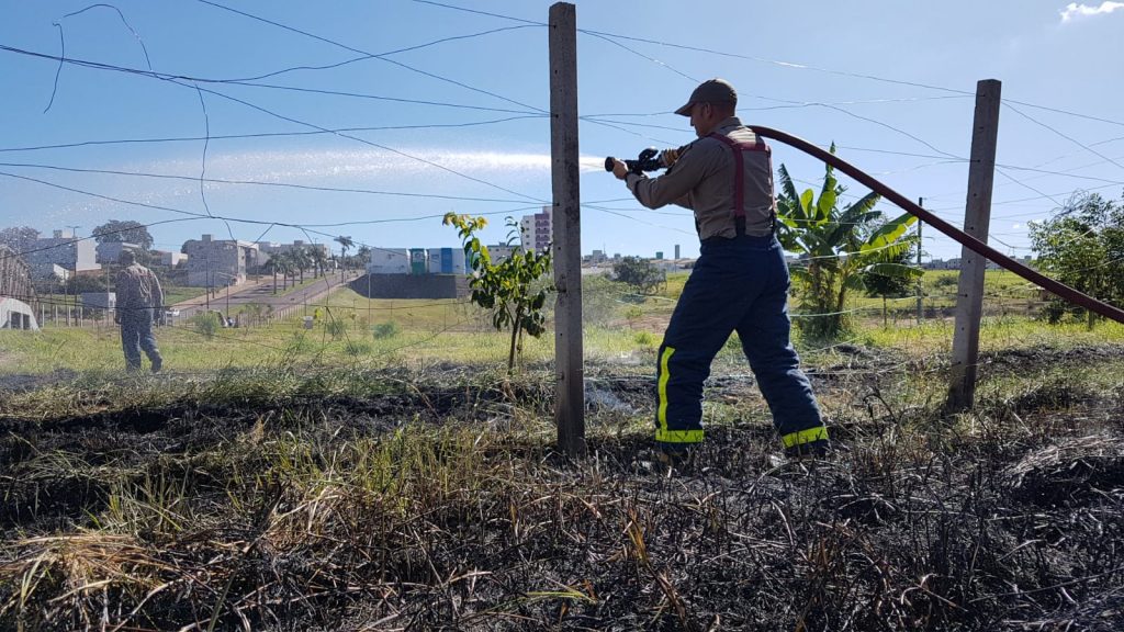 Criança estoura bombinha que resultou em incêndio na grama do Ecopark Oeste