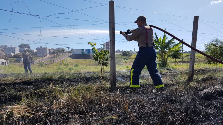 Criança estoura bombinha que resultou em incêndio na grama do Ecopark Oeste