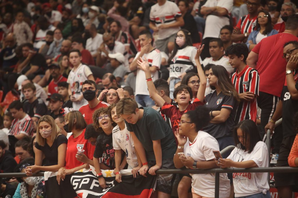 Basquete Tricolor encerra primeira fase do NBB com festa pelo título da BCLA