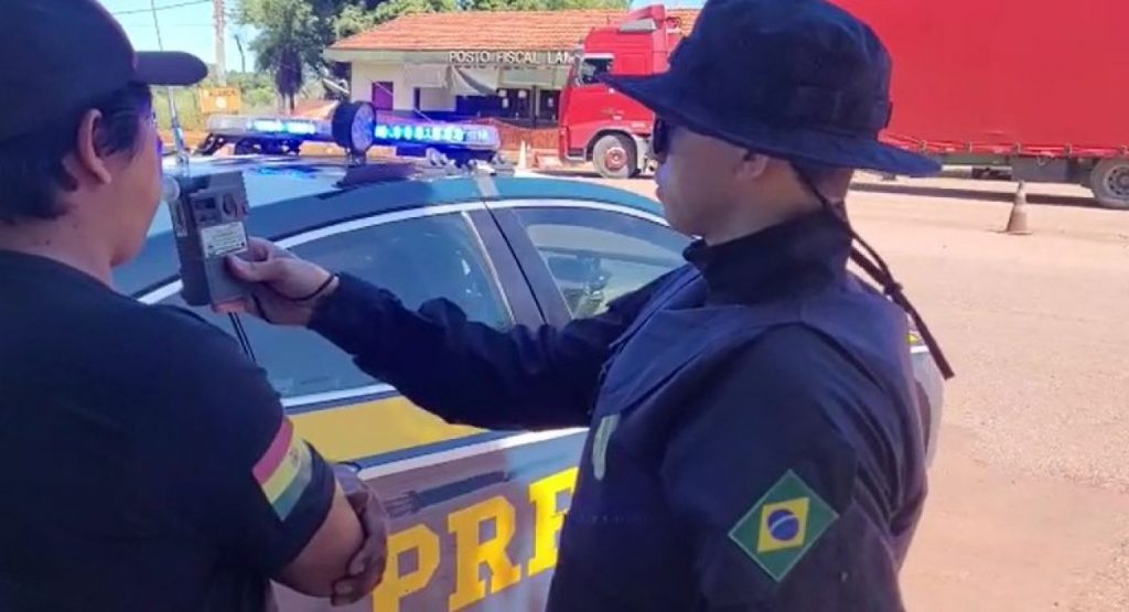 Boliviano conduzindo veículo de luxo é preso por embriaguez ao volante pela PRF em Corumbá (MS)