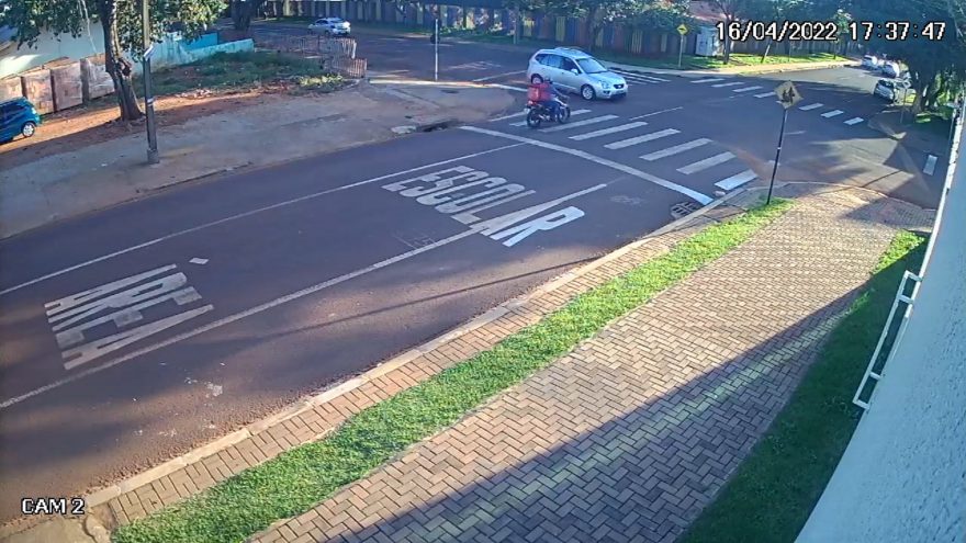 Imagens flagram acidente envolvendo carro e moto no Bairro Coqueiral, em Cascavel