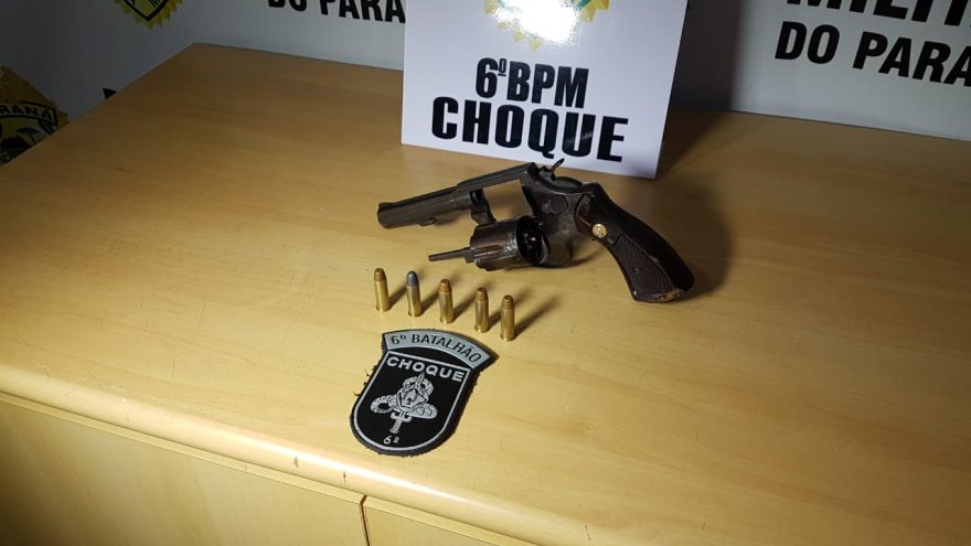 Condutor embriagado e passageiro são presos por posse ilegal de arma de fogo no Centro
