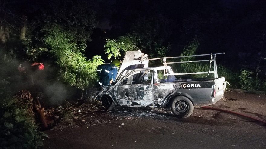 Incêndio criminoso: indivíduos ateiam fogo em Saveiro no Conjunto Gralha Azul