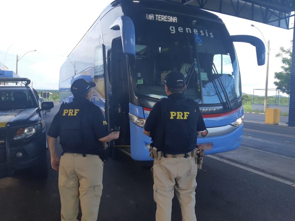 Operação Semana Santa: PRF realiza ação de educação para o trânsito em Piripiri