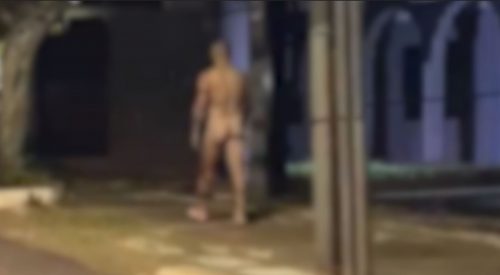 Imagem referente a Os ovos de páscoa estão diferentes! Homem completamente nu passeia pelas ruas da cidade