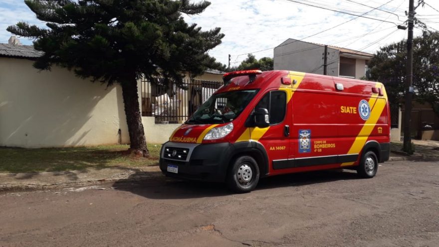 Mulher fica ferida após colisão entre carro e moto no São Cristóvão