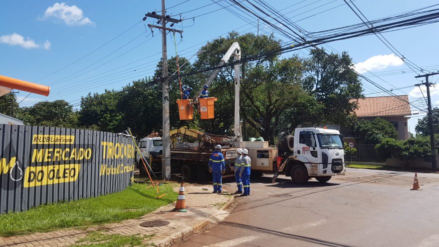 Motorista bate veículo contra poste e deixa diversas residências sem luz no Tropical