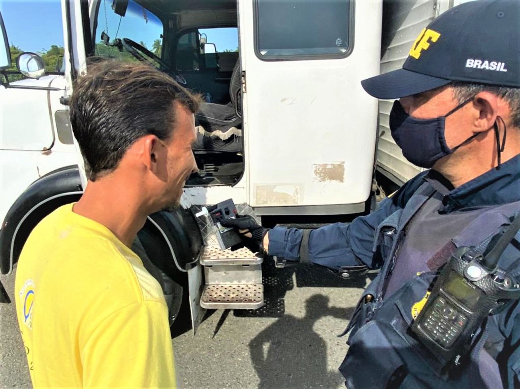 Segurança Viária: PRF na Bahia chega a marca de aproximadamente 3.700 testes de alcoolemia realizados na Operação Semana Santa 2022