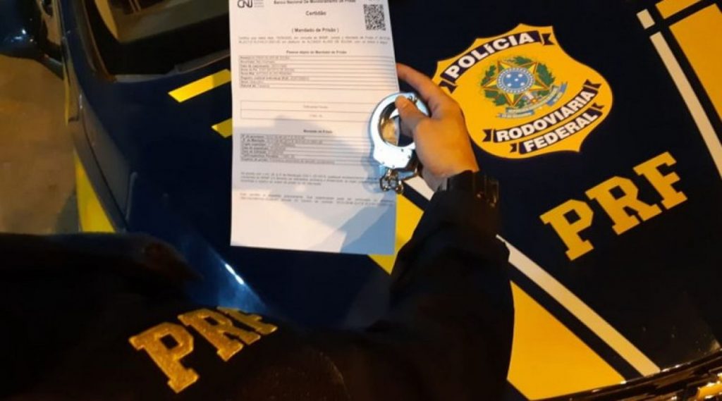 PRF prende homem com mandado de prisão em aberto por tráfico de drogas em Salvador (BA)