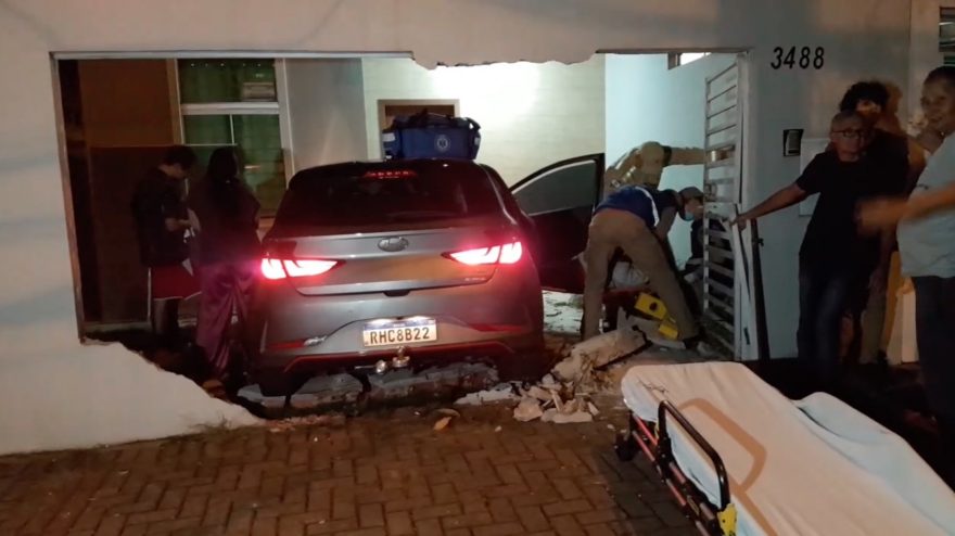 Após colisão, carro invade residência no Bairro Coqueiral