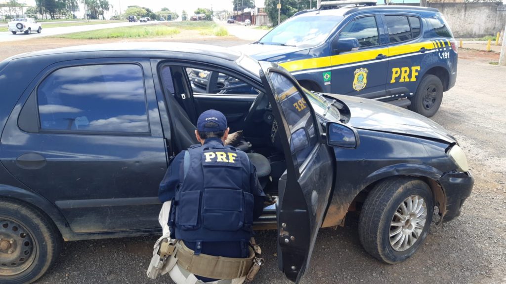 PRF recupera carro roubado na BR 040