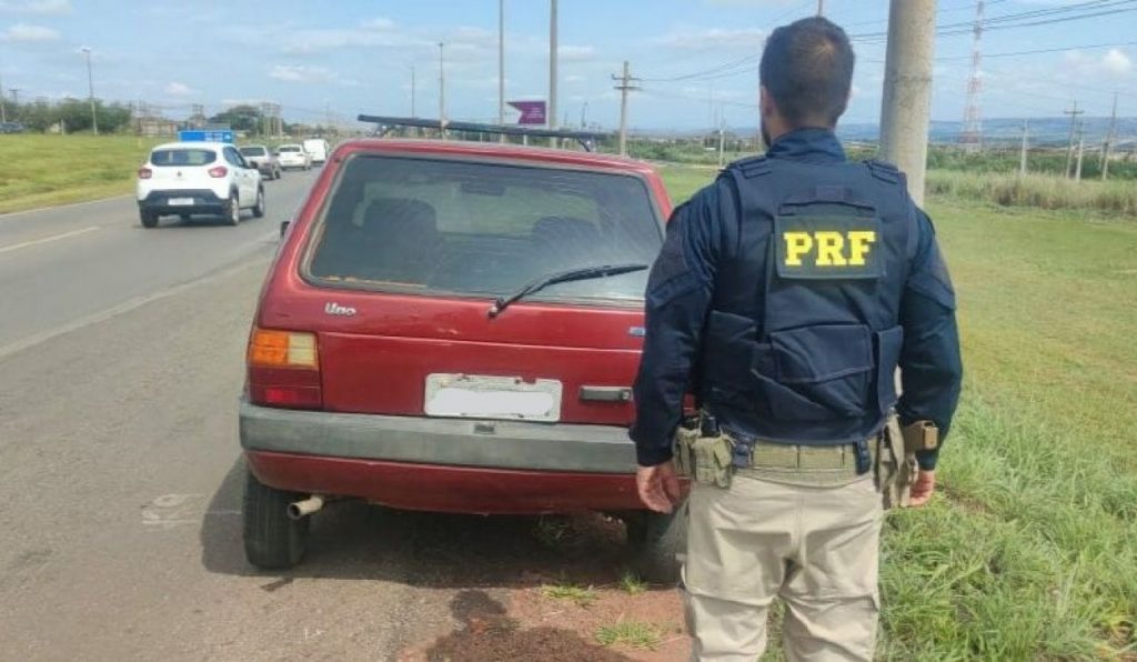 PRF recupera veículo furtado na BR 070, em Ceilândia/DF.
