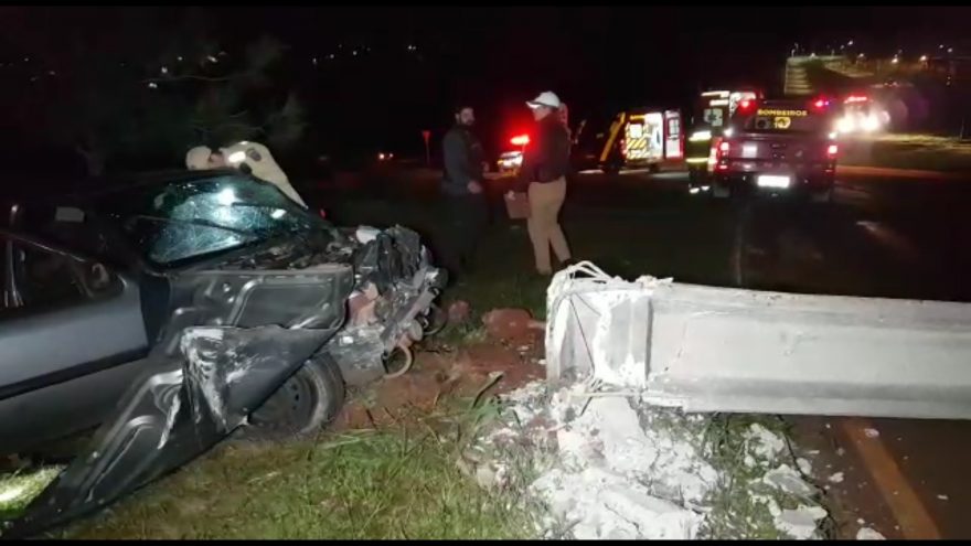 Em grave colisão na Região do Lago, dois postes são arrancados e jovens ficam feridos