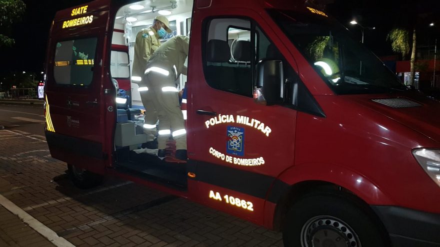 Morador de rua leva garrafada enquanto dormia e precisa ser socorrido pelo Siate