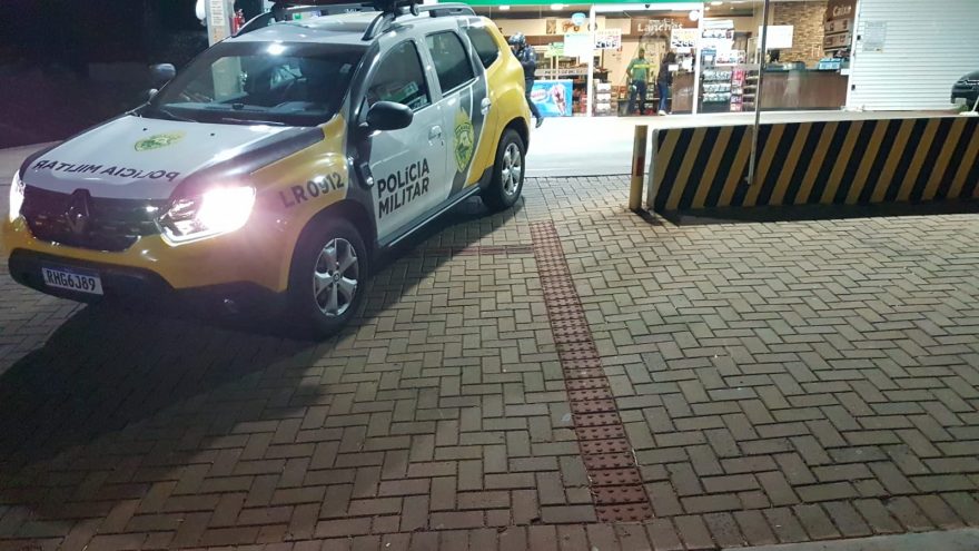 Após danificarem porta de vidro, ladrões furtam bebidas em loja de conveniência