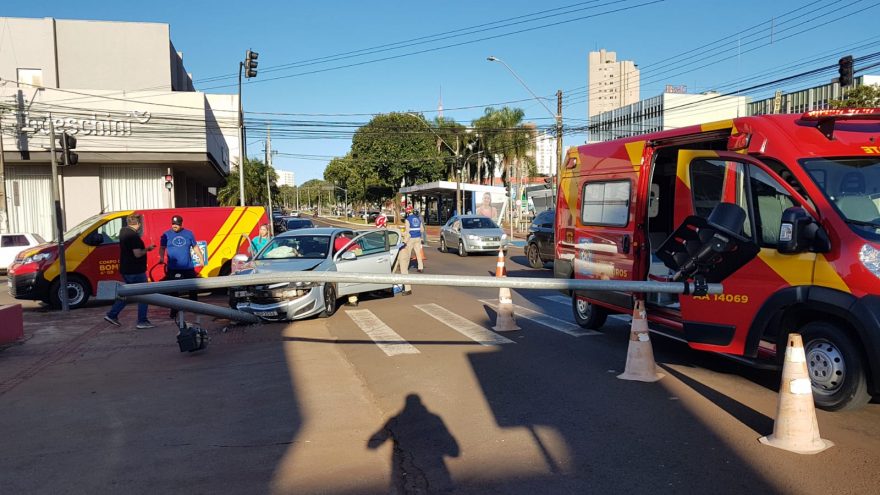 Sol atrapalha visão e motorista derruba semáforo ao tentar acessar posto de combustíveis