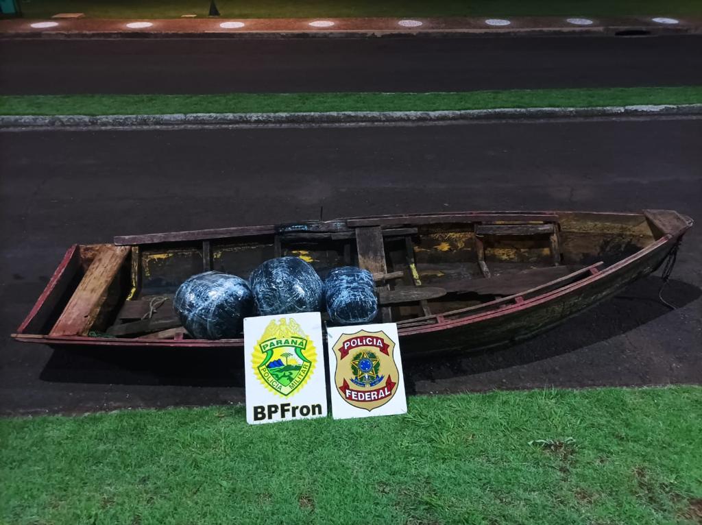 PF e BPFRON aprendem embarcação com maconha no Rio Paraná, em Foz do Iguaçu/PR