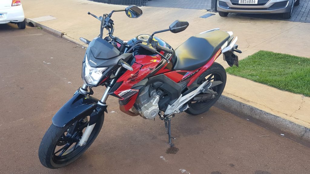 Rapaz de 32 anos fica ferido após colisão envolvendo carro e moto na Av. Tito Muffato, em Cascavel