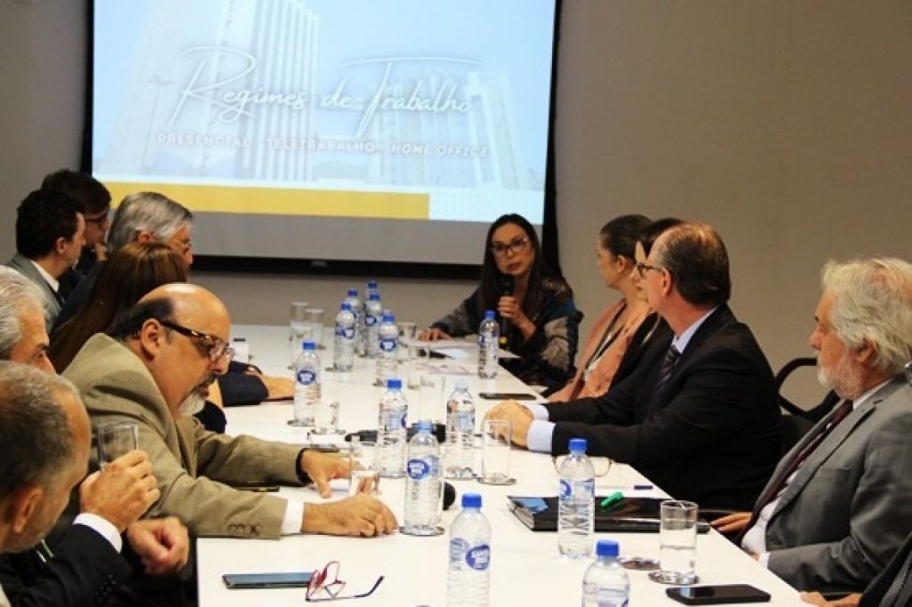 Administração avalia resultados de pesquisa para gestores sobre regimes de trabalho no PJSC