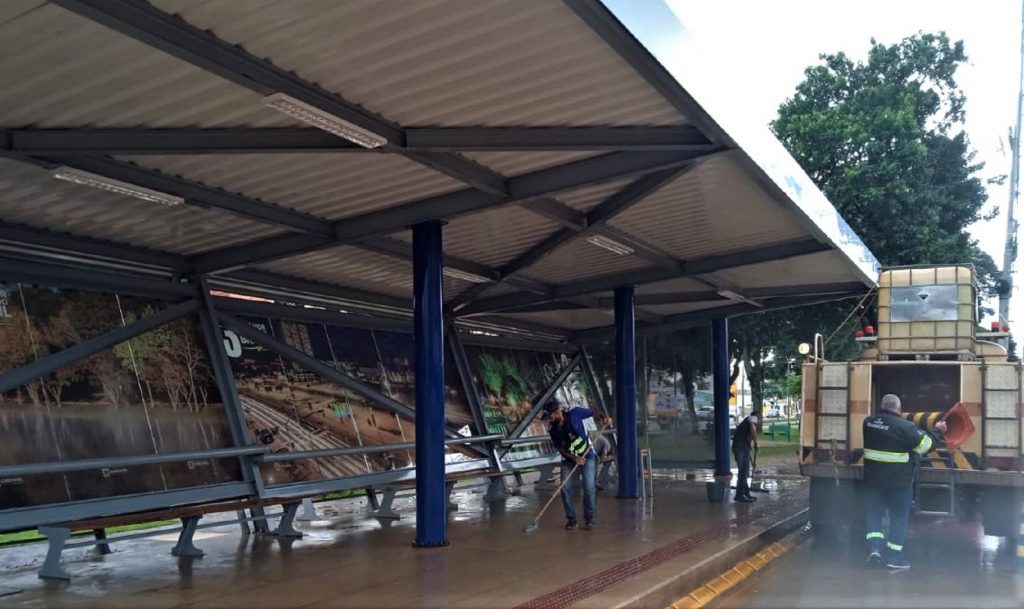 Estações de ônibus passam por novo processo de higienização e remoção de propaganda irregular/pichações￼