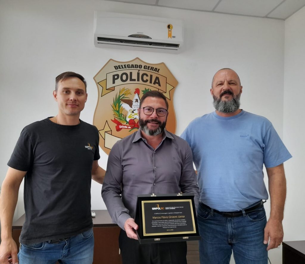Delegado-geral recebe placa em homenagem do Sindicato dos Policiais Civis