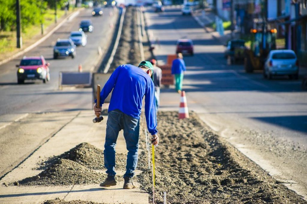 Equipes avançam na construção da ciclovia central na General Meira