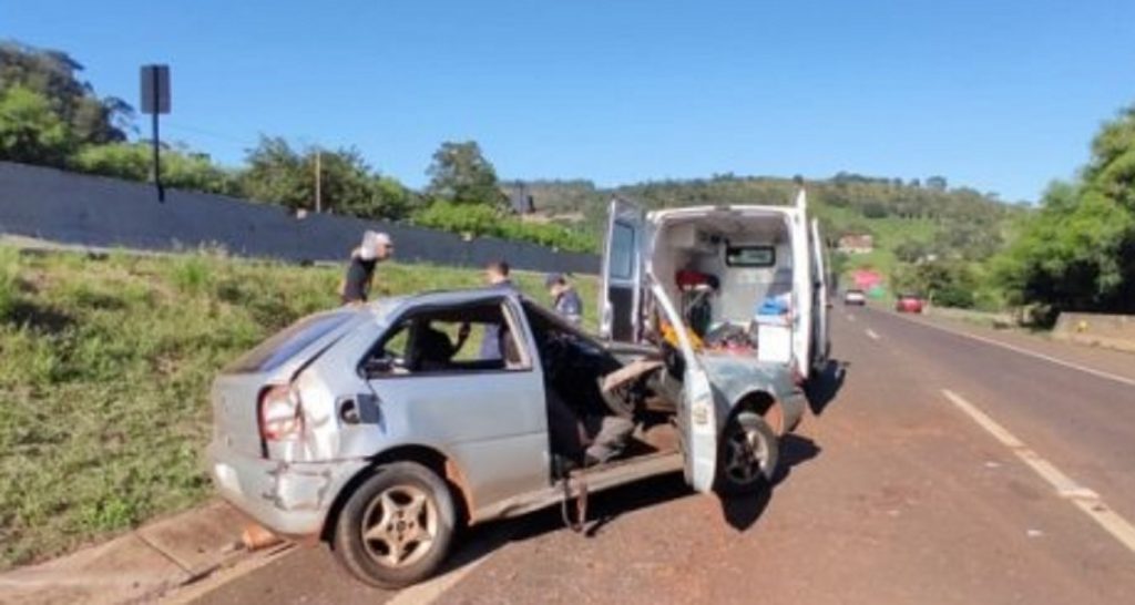 Carro capota na BR 277 e três pessoas ficam feridas em Matelândia