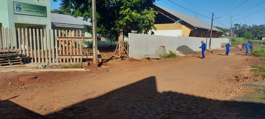 Prefeitura inicia pavimentação asfáltica no entorno da Escola Gabriela Mistral