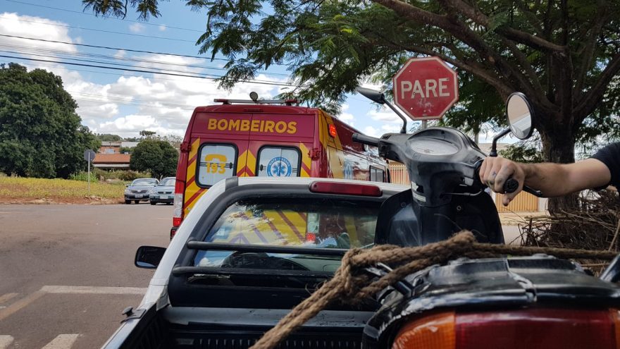 Mulher fica ferida em acidente envolvendo carro e moto no Bairro Cataratas, em Cascavel