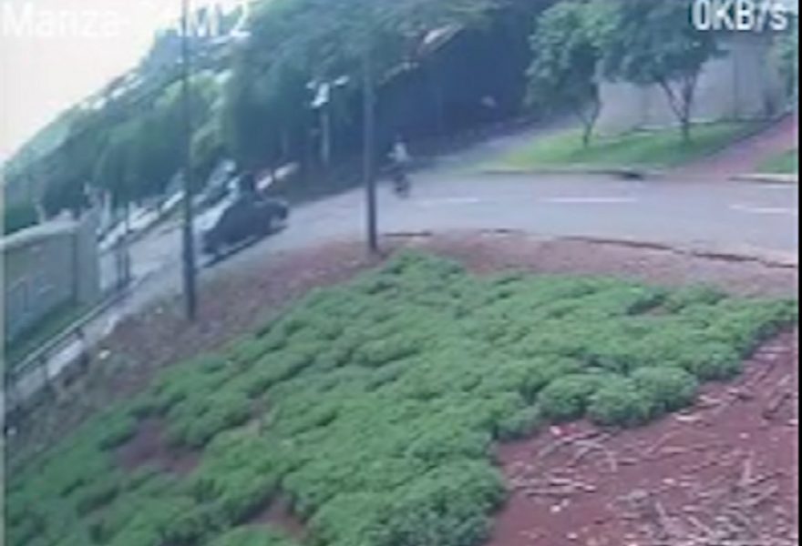 Vídeo mostra colisão entre carro e moto no Bairro Cataratas