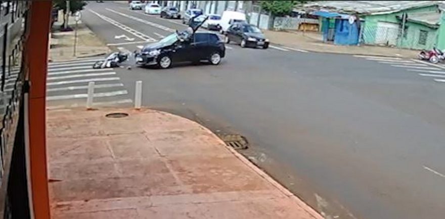 Motociclista “voa” sobre carro após forte colisão na Rua São Paulo; veja por ângulos diferentes