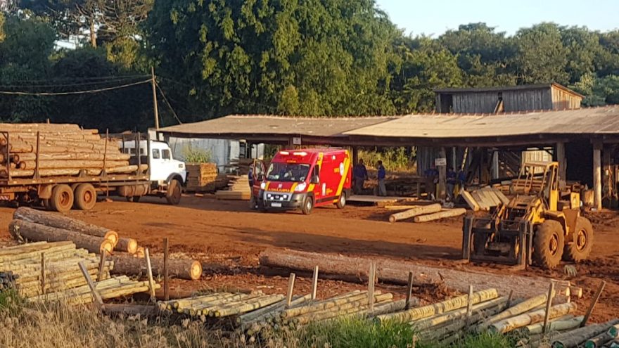 Madeira cai na cabeça de trabalhador nas margens da BR-277