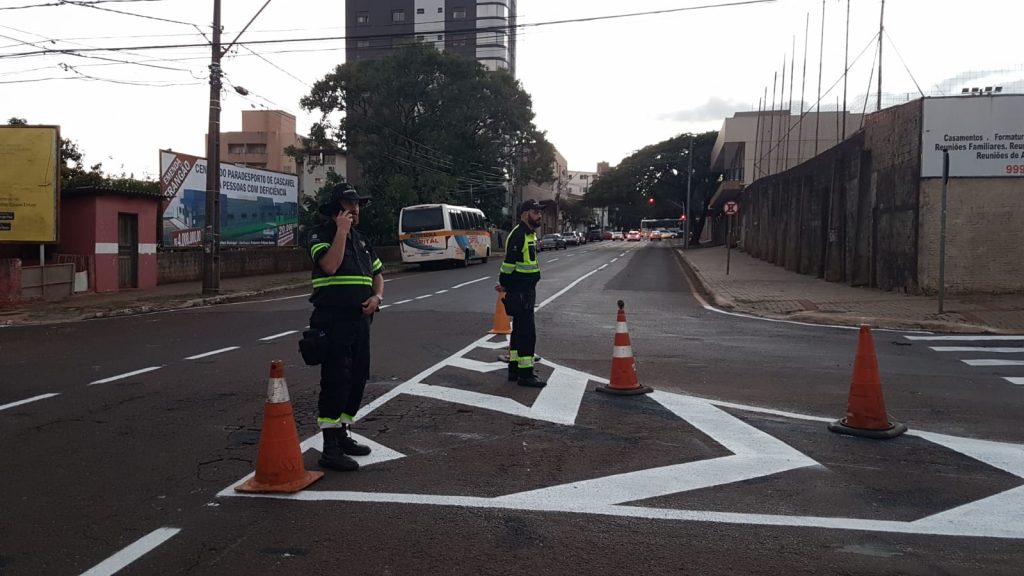 Transitar realiza orientação na Rua São Paulo com Eduardo Tadeu Milani após mudança implantada