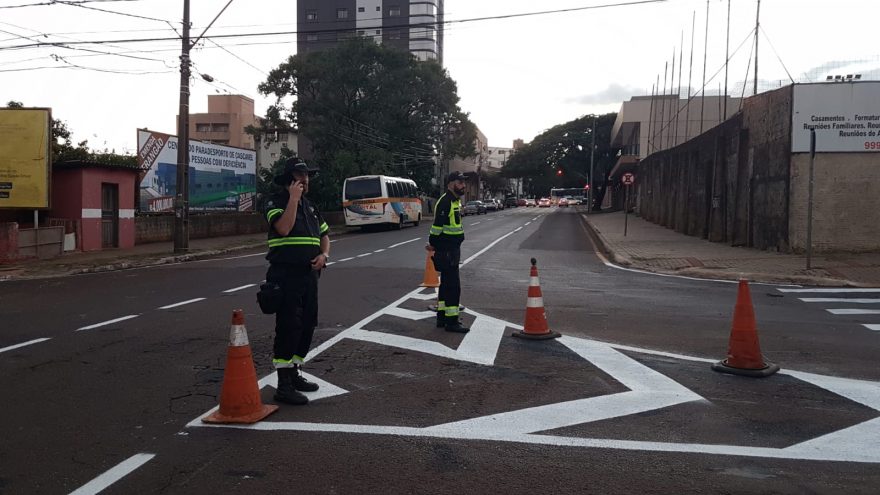 Transitar realiza orientação na Rua São Paulo com Eduardo Tadeu Milani após mudança implantada
