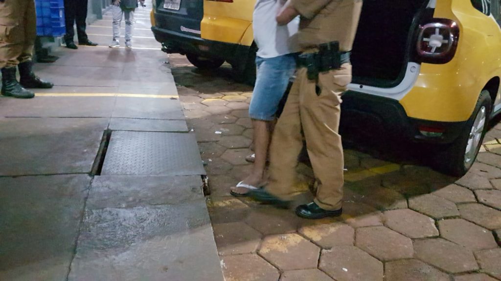 Após agredir seu filho, um jovem autista, homem é detido