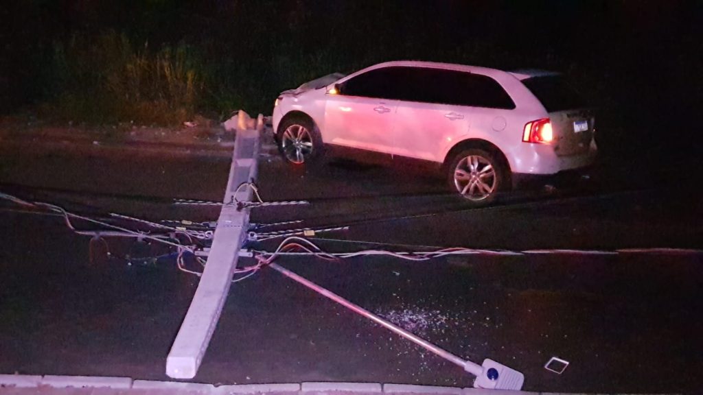 Ford Edge colide contra poste e deixa Rua Indira Gandhi interditada