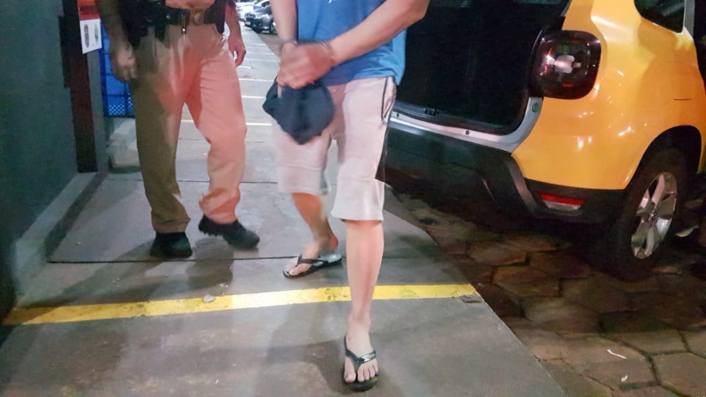 Homem estaria furtando fios de cobre de ar condicionado quando foi flagrado e detido pela Polícia Militar