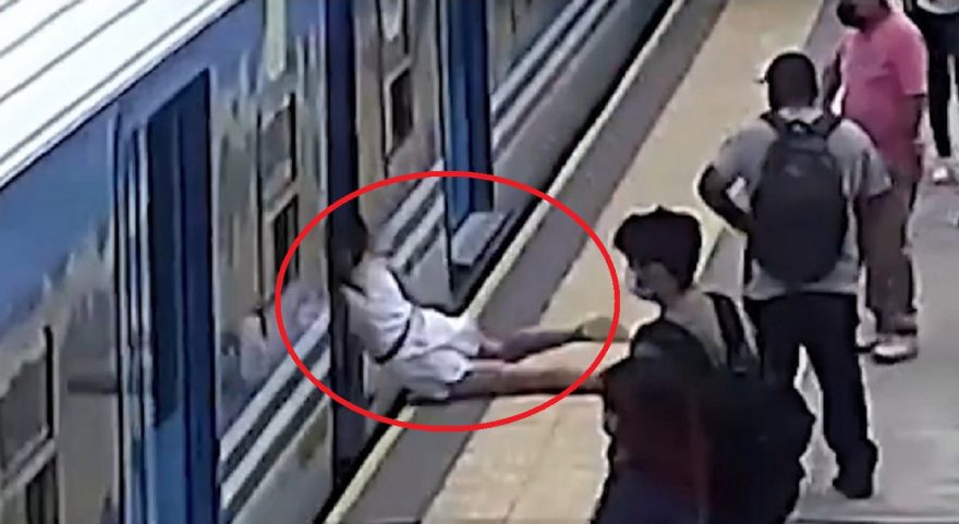Momento de parar o coração: mulher desmaia e cai da plataforma sob trem em movimento na Argentina