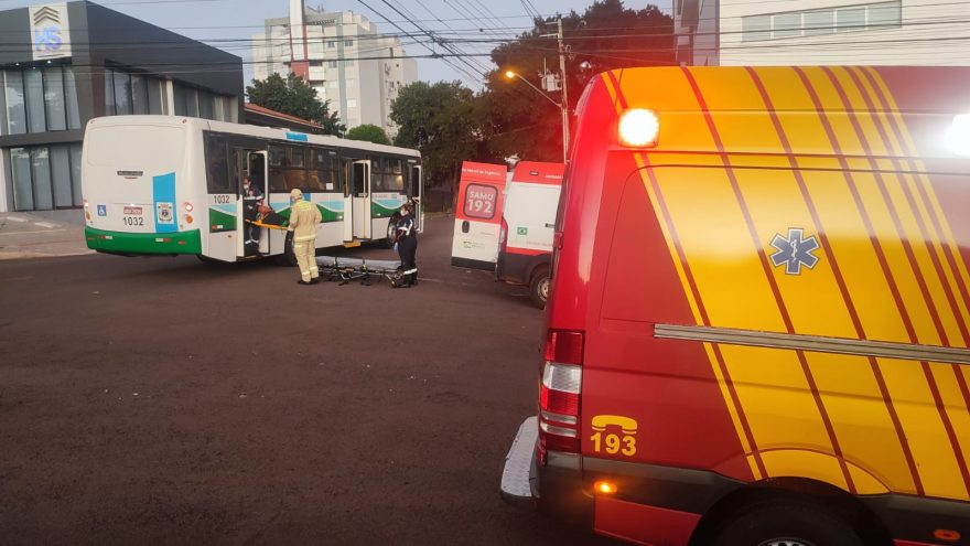 Mulher fica ferida ao cair no interior de ônibus do transporte coletivo no Bairro Cancelli