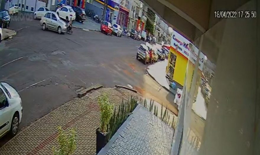 Vídeo mostra cadeirante sendo atropelada no Bairro Alto Alegre