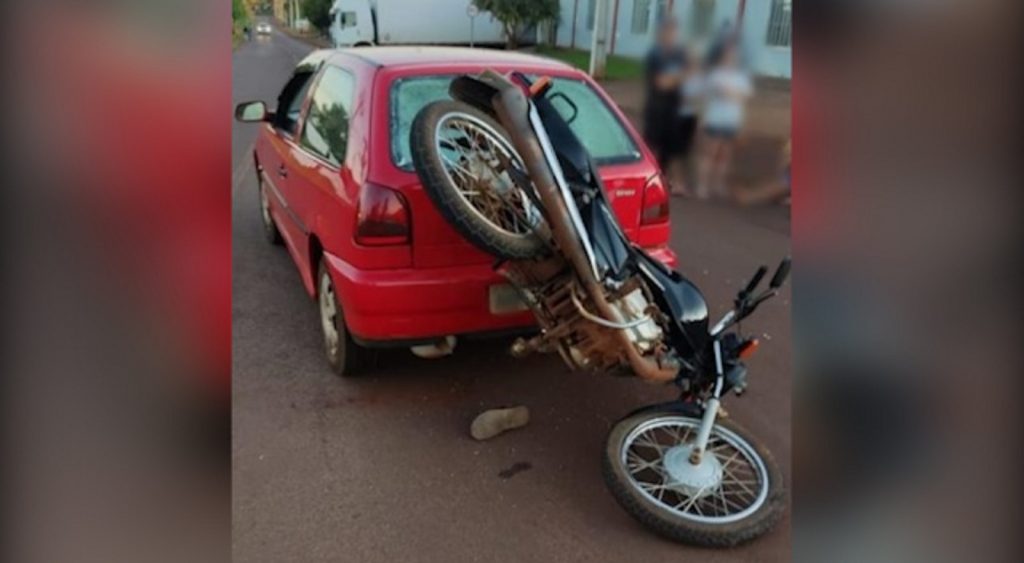 Moto para na vertical após batida em Mercedes
