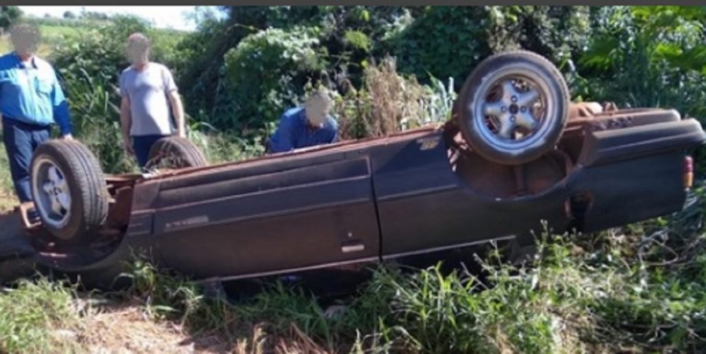 Carro roda na pista e capota em rodovia de Pato Bragado