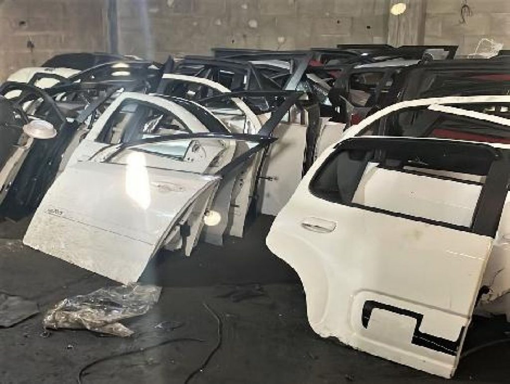 Integrantes de quadrilha especializada em receptar e vender peças de carros roubados são presos